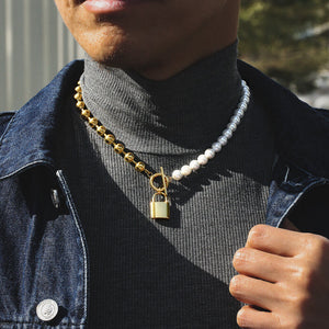 Collar de Perlas Icehoop para Hombre con Colgante de Candado Oro 18k.